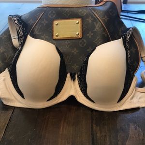 Shape-enhancing stretch foam cups with stabilizing side insets.
Underwire.